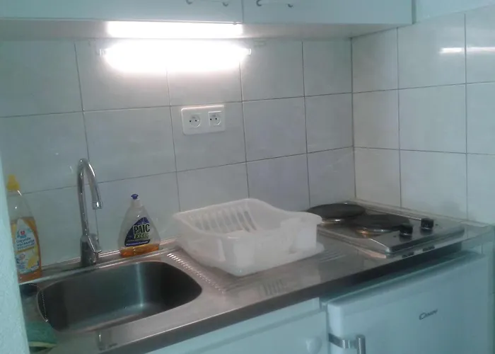 Appartement Calme Avec Loggia, A 600m De La Et Proche Commerces - Fr-1-328-93 *